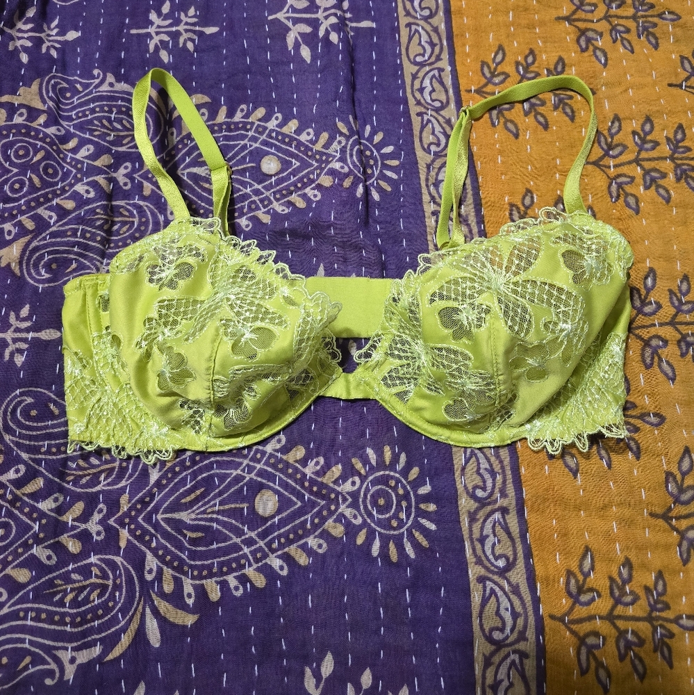 Victoria's Secret Very Sexy Low Cut Demi Lace Bra